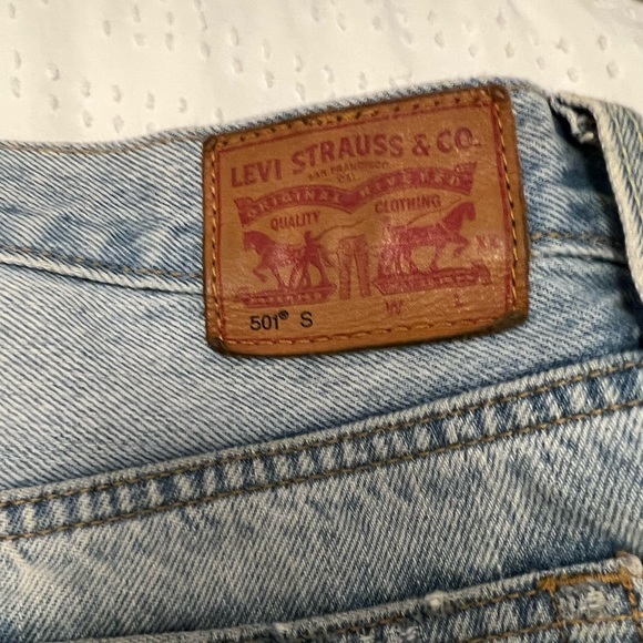 Levi’s 501 skinny (fit more like straight cut) size 28 light blue - Picture 2 of 4